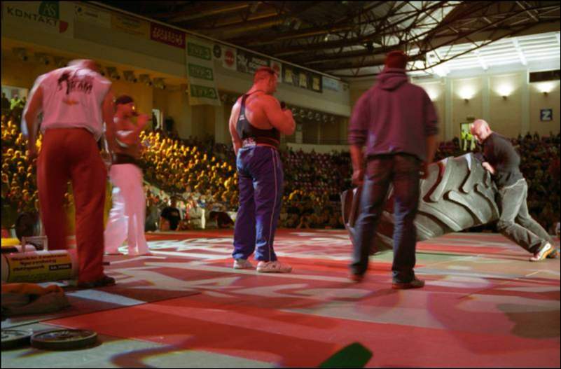 Flipping the tire<br>(270 kg)
