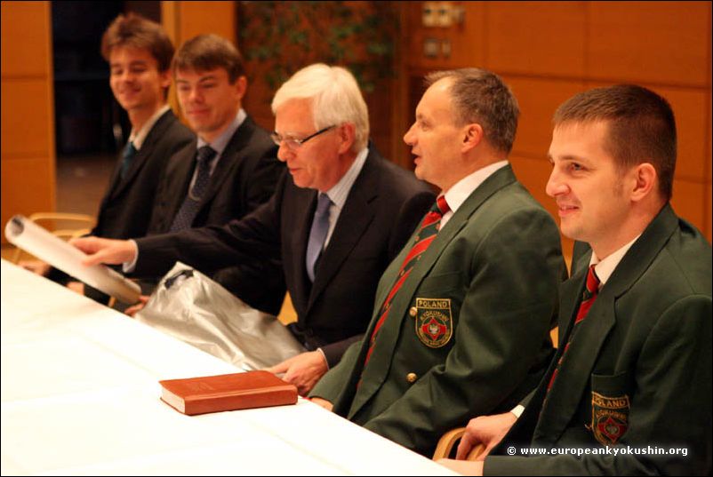Ambasador przyjmuje upominki