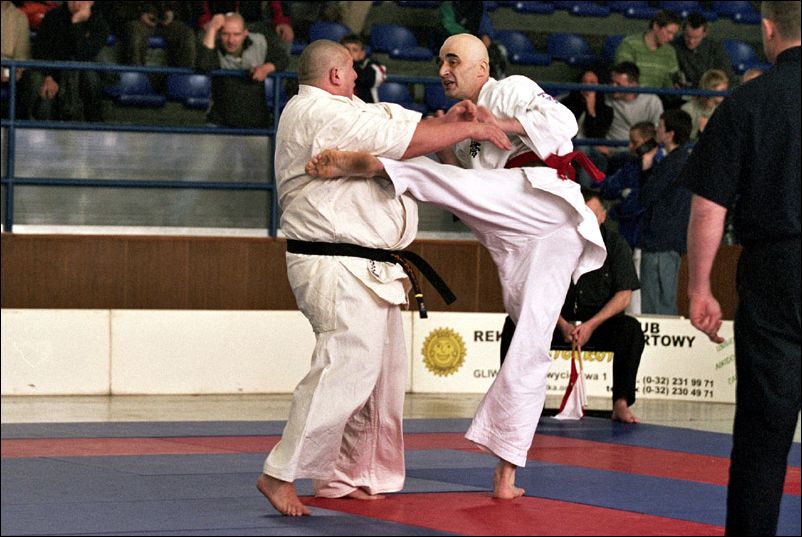 Kumite seniorów<br>Piotr Gawlik vs Jacek Kowolik