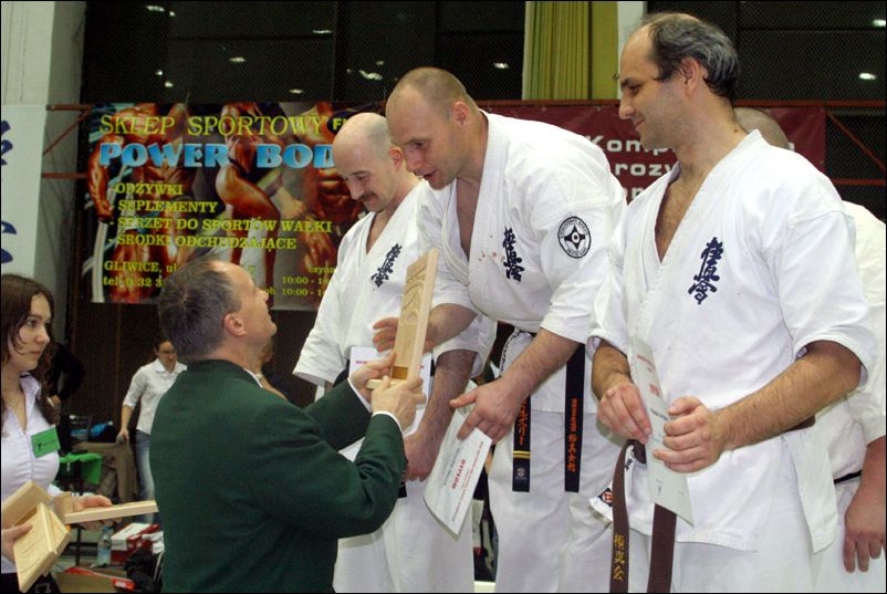 shihan Drewniak<br>wrêcza nagrody