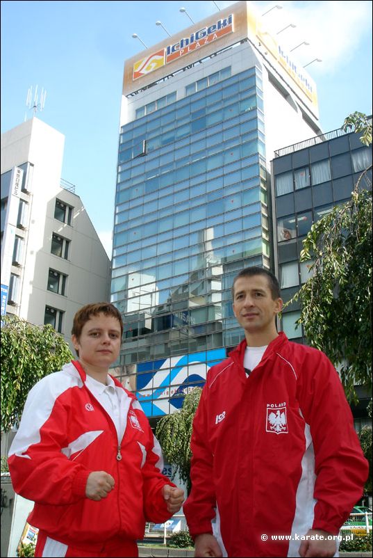 Przed siedziba<br>Swiatowej Organizacji Karate