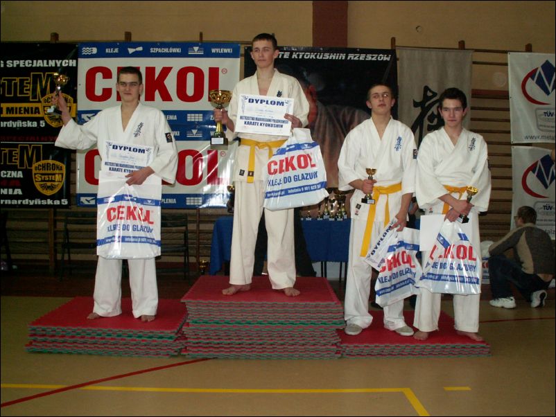 Junior młodszy lekki kontakt -75 kg